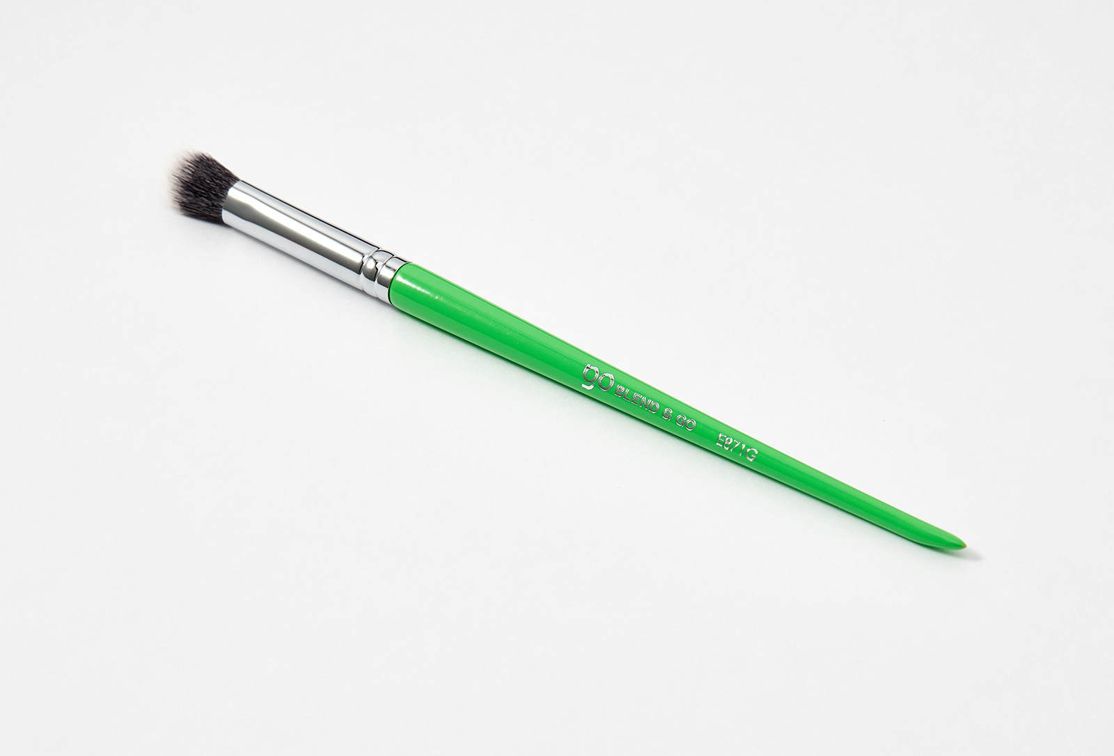 Кисть универсальная кисть для глаз Сияние без границ E871G купить в VISAGEHALL