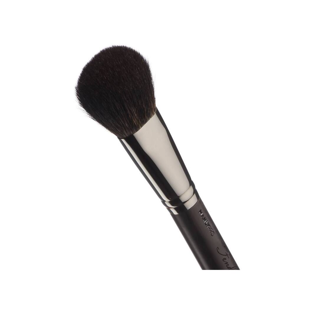 Скошенная плоская кисть-лапка для сухих текстур Tender Touch купить в VISAGEHALL