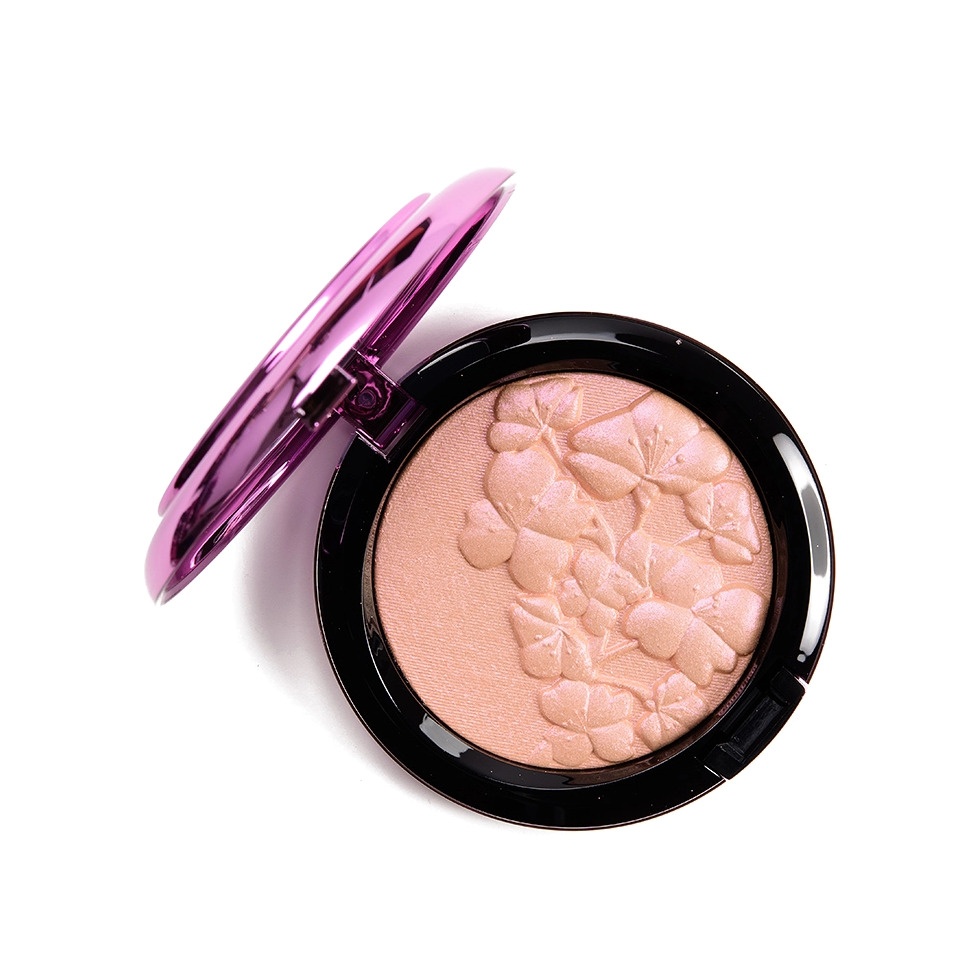 Компактная пудра с эффектом сияния Extra Dimension Skinfinish