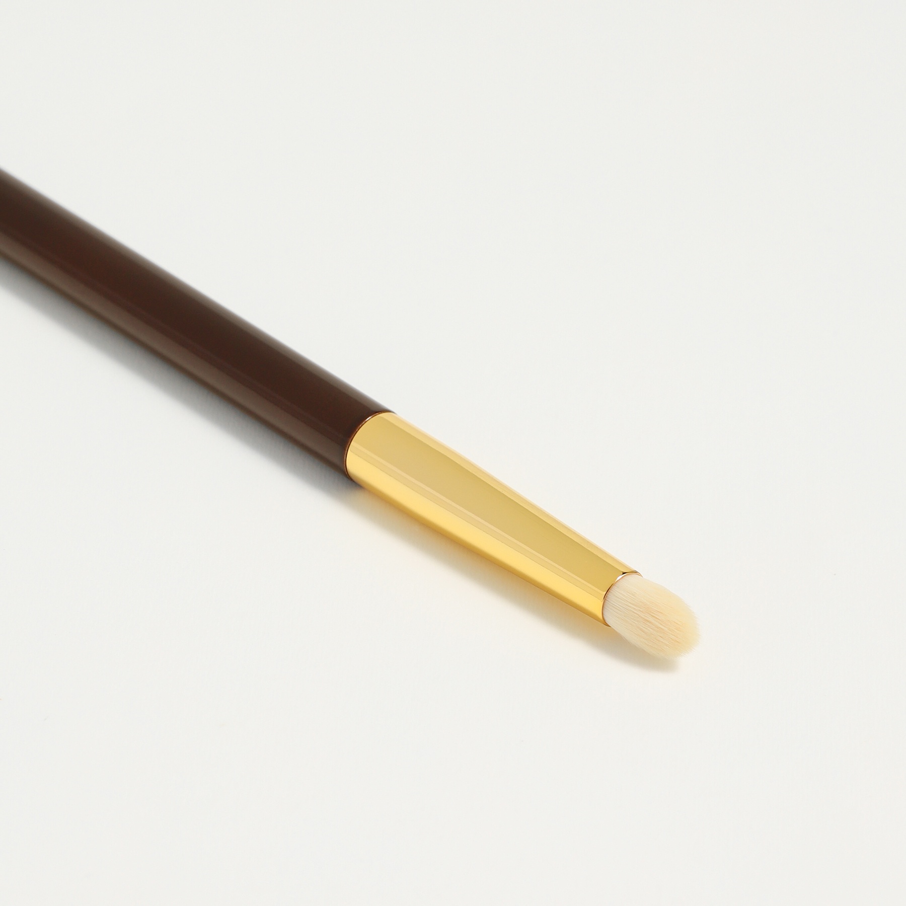 Кисть для создания дымчатых глаз Smokey Eye Brush 14 купить в VISAGEHALL