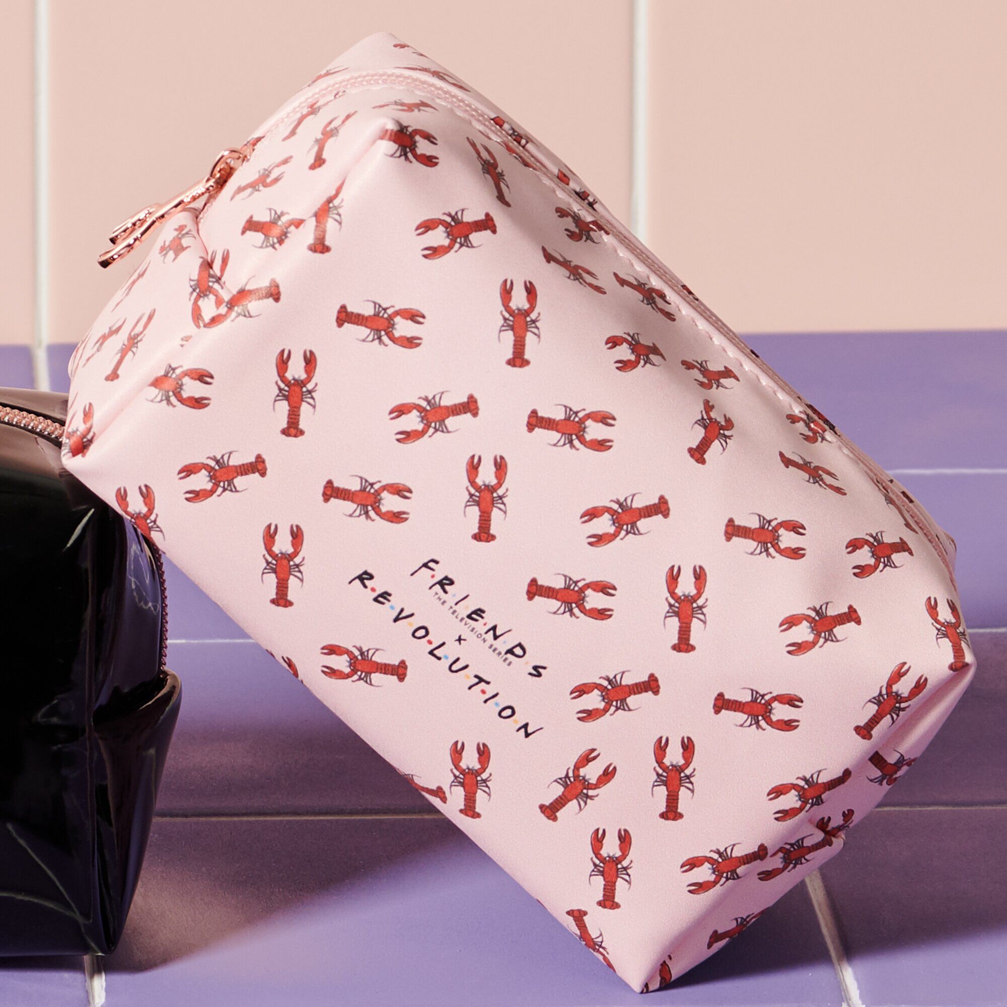 Косметичка Friends x Revolution Lobster купить в VISAGEHALL