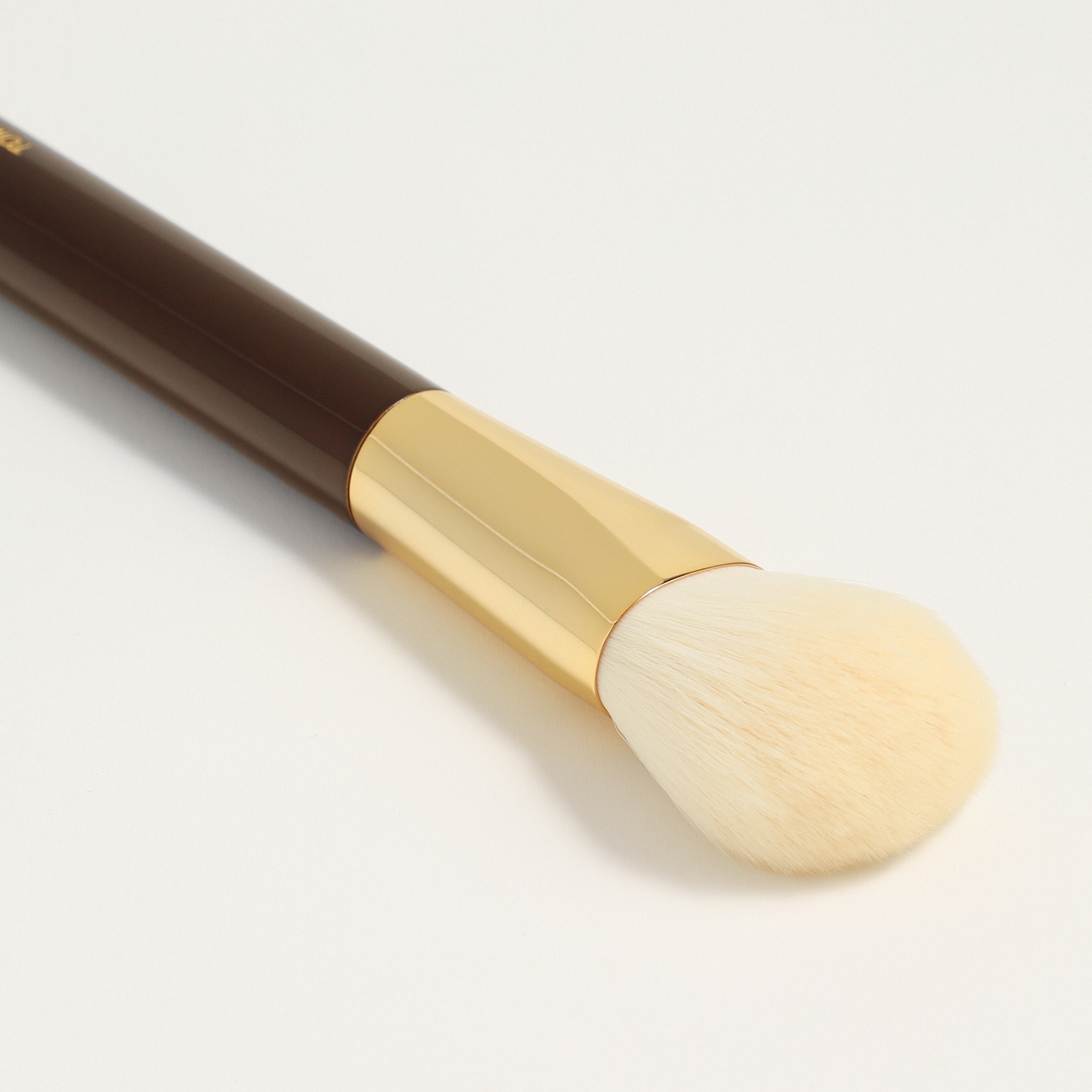 Кисть для румян Cheek Brush 06 купить в VISAGEHALL