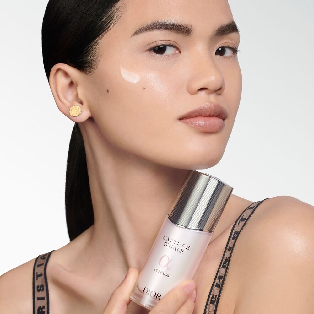 Сыворотка для упругости кожи лица и шеи омолаживающая Capture Totale  купить в VISAGEHALL